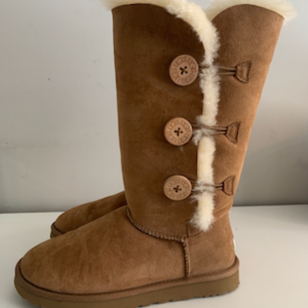 UGG® BAILEY BUTTON TRIPLET II BOOT- SIZE 7 US